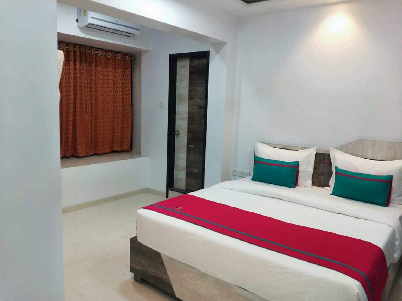 Deluxe Room at Hotel Park Inn Andheri west Mumbai